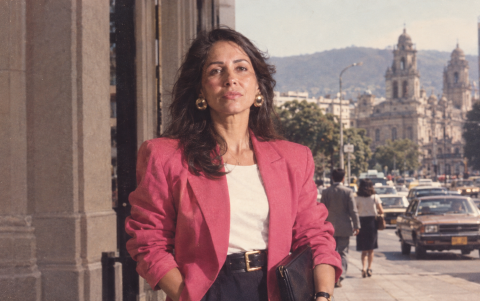Luisa González es trasladada a una escena de los años 80, con peinado, vestuario y ambientación de la época, mediante inteligencia artificial.