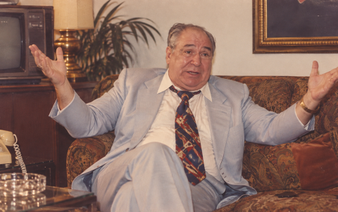 Así se vería Abdalá Bucaram bajo la estética de los años 80, década en la que ya participaba activamente en la política ecuatoriana.