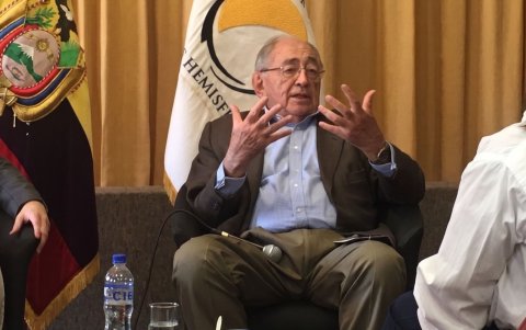 Mario Rivadeneira en un conversatorio académico.