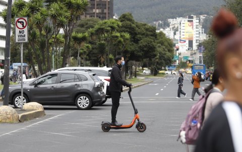 Los siniestros con scooters y motos eléctricas crecieron 68 % en Quito, mientras expertos cuestionan vacíos en la nueva regulación nacional.