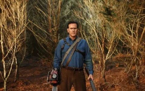 Ash Williams fue el personaje que convirtió a Bruce Campbell en un referente del cine de terror y humor negro.