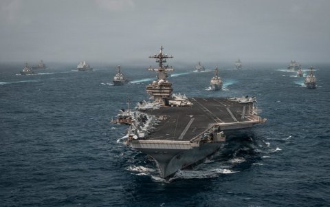 Barcos navegan por el estrecho de Ormuz.