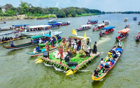 Año a año diferentes canoas participan en la procesión fluvial