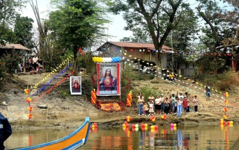 A lo largo de la procesión, los fieles esperan la imagen con imágenes y altares