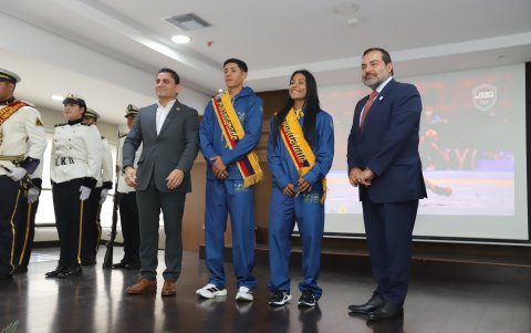 David Hurtado y Lucía Yépez recibieron la cinta de abanderados de Ecuador, por parte de Carlos Manzur (d) y Roberto Ibáñez (i).