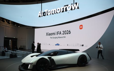 Se ve un automóvil en el stand de Xiaomi durante la jornada inaugural de la feria IFA en Berlín, Alemania, el 4 de septiembre de 2026.