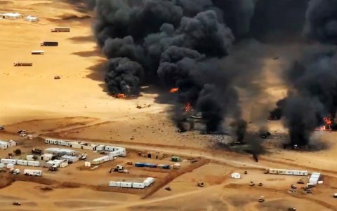 Humo y llamas tras un ataque atribuido a rebeldes hutíes contra un campamento de fuerzas gubernamentales en Hadramaut (Yemen), el 7 de septiembre de 2026.