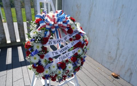 Fotografía que muestra flores en el Memorial del Vuelo 93 de United Airlines, que recuerda veinticinco años después del 11S, a los 40 pasajeros y tripulantes que perecieron en un campo de Pensilvania.