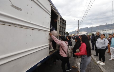 El pasado 5 de mayo, el paro de buses obligó a cientos de quiteños a utilizar camiones y otros medios alternativos.