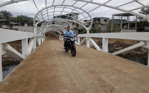 Aunque aun los puentes no han sido inaugurados los comuneros han empezado a utilizarlos