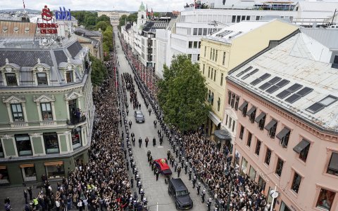 El féretro del rey Harald V de Noruega se trasladó desde el Palacio hasta la Catedral de Oslo. Miles de ciudadanos lo acompañaron.