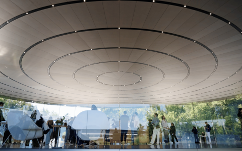 Personas llegan al evento especial de Apple en el Steve Jobs Theater, en Apple Park, Cupertino, California, EE. UU.