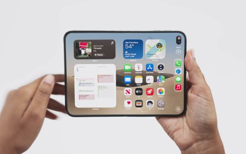 El iPhone Duo es el primer teléfono plegable de Apple y combina una pantalla exterior de 5,4 pulgadas con una interior de 7,6 pulgadas.