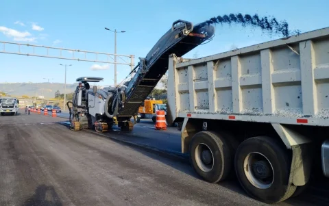 Labores en la Ruta Viva en el tramo 3, entre el sector de La Cerámica y el Escalón Tumbaco