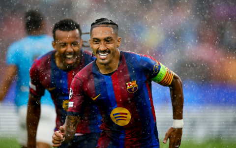 El delantero brasileño del Barcelona Raphinha (d) celebra su gol contra el Feyenoord.
