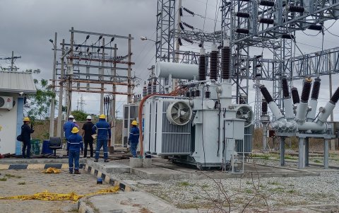 Las autoridades recorrieron la subestación eléctrica y los paneles de aguapen que se incendiaron