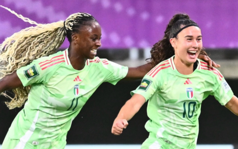 Italia celebra su triunfo ante Nueva Zelanda.