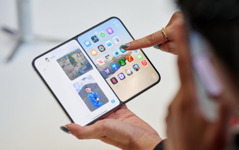 El iPhone Duo plegable de Apple se presenta durante el evento especial de la compañía en el Steve Jobs Theater, en Apple Park (Cupertino).