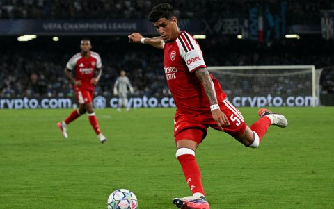 Piero Hincapié fue titular en el partido de Arsenal ante Napoli, por la Champions League.