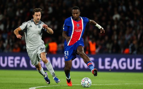Willian Pacho (d) fue titular en la victoria de PSG ante Slovan Bratislava, por la Champions League.