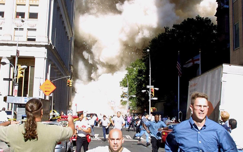 Personas huyen por las calles de Nueva York mientras una enorme nube de polvo y escombros avanza tras el colapso de las Torres Gemelas.