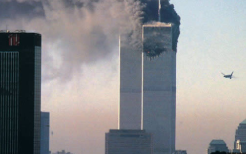 El segundo avión secuestrado se aproxima a la Torre Sur del World Trade Center, minutos después del primer impacto del 11S.