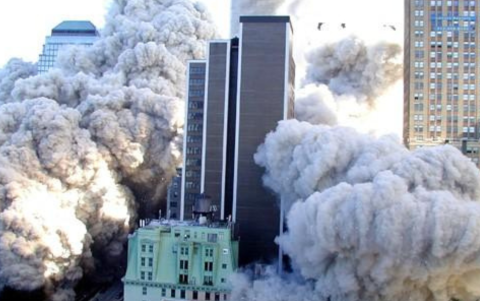 Las Torres Gemelas del World Trade Center se desploman tras los ataques terroristas del 11 de septiembre de 2001 en Nueva York.