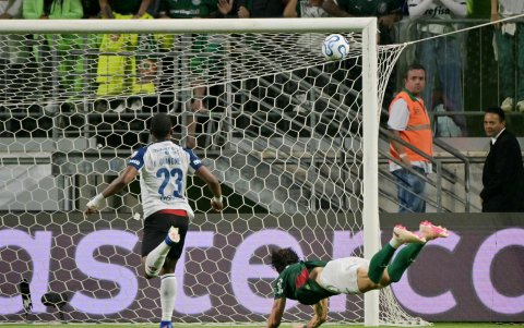 El defensor Agustin Giay (R) fue el encargado de poner el gol para Palmeiras ante Liga de Quito, en el primer duelo de cuartos de final de Copa Libertadores.