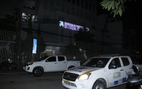 Exteriores de la clínica Borja, donde Abdalá Bucaram está conectado para la lectura de sentencia