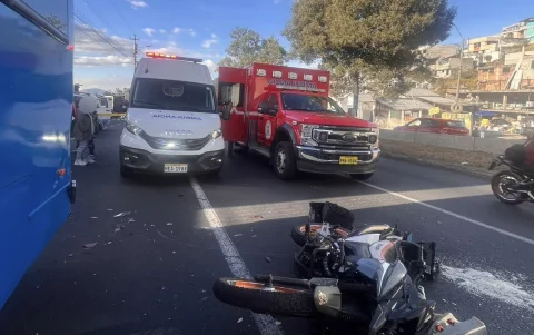 En un siniestro en la av. Simón Bolívar, en la Loma de Puengasí, un motociclista falleció. Un bus estuvo involucrado.