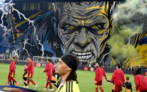 Los hinchas de Fenerbahce recibieron a los jugadores con un tifo de Frankenstein.