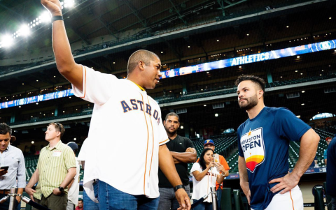 José Altuve junto al golfista venezolano Jhonattan Vegas durante un encuentro entre figuras del deporte venezolano.