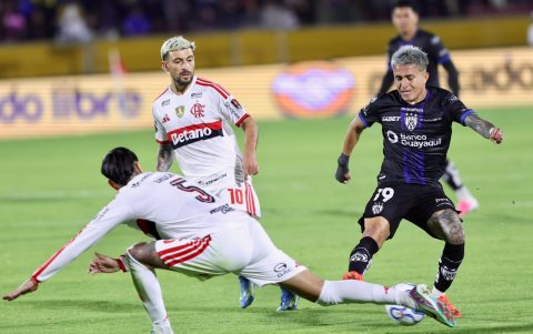 Loor de Independiente del Valle defendiendo ante Flamengo.