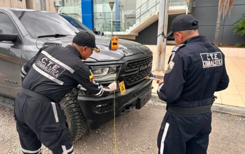 La camioneta negra vinculada al atropellamiento de Mónica Martinich fue localizada en Colimes y quedó bajo custodia de las autoridades.