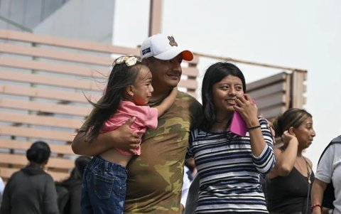 Personas reaccionan tras la liberación de los tripulantes de dos embarcaciones, Conquistados y María Clementina, que fueron interceptadas y hundidas por fuerzas estadounidenses.