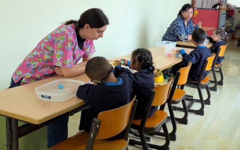 Los niños de 3 años del Centro Terapéutico de la Fundación Reina de Quito, con dos maestras.