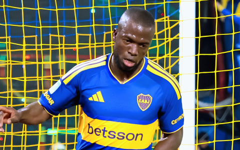 Enner Valencia celebrando su gol con Boca Juniors.