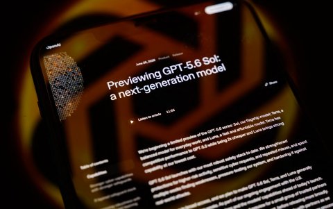 La página de presentación de GPT-5.6 en la pantalla de un teléfono inteligente proyecta la imagen promocional del modelo, el 29 de junio de 2026.