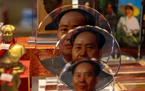 Objetos conmemorativos de los 50 años de la muerte de Mao Zedong en la provincia china de Hunan.