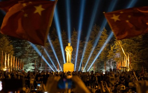 La estatua de bronce de Mao Zedong entre banderas chinas en Shaoshan, provincia de Hunan, en el centro de China, el 8 de septiembre de 2026.