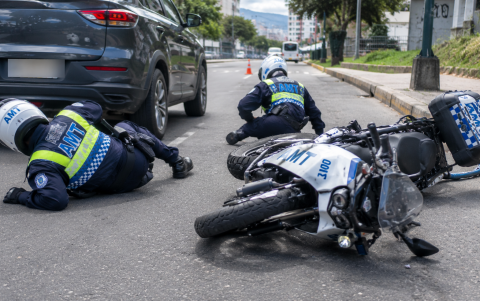Referencia. Dos agentes civiles de tránsito cayeron luego de que un conductor embistiera una motocicleta institucional de la AMT en Quito.