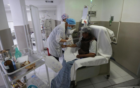 Segundo Quilumba, de 61 años, lleva tres años en diálisis. Se traslada desde Tumbaco al norte de Quito. “Nos amargan más la vida. Paguen al menos el 50 % de lo que deben”, pide.
