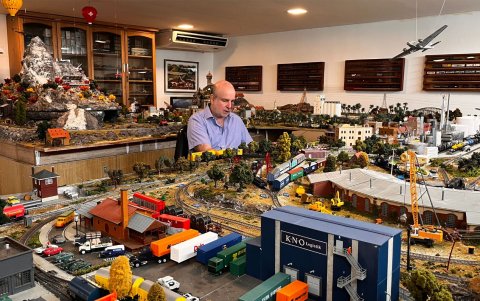 Pellehn, cuidando los detalles de las maquetas que ha armado durante más de veinte años.