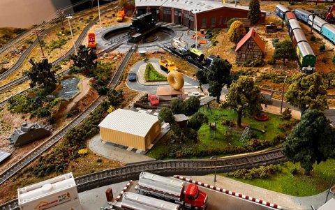 En el ferromodelismo, considera que los detalles son lo más valioso de su obra. En la maqueta se aprecian distintos escenarios.