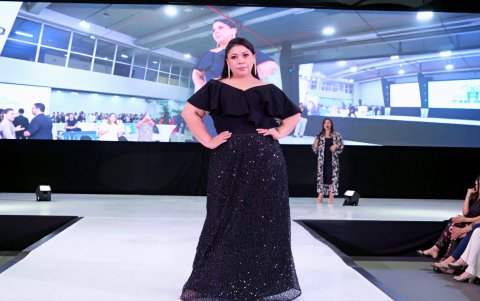 Hilda lleva sus curvas a la pasarela con actitud y estilo.
