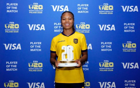 Doménica Arboleda muestra el premio que recibió como mejor jugadora del partido ante Ghana, en su debut mundialista, en el que marcó dos goles