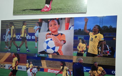 En una de las imágenes que conserva su familia, Doménica aparece de niña aferrada a un balón, una escena que anticipaba la historia de la futbolista que llegaría a ser