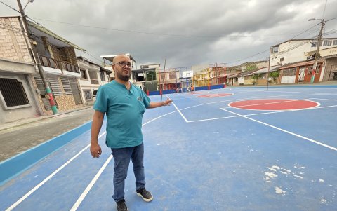 El padre de Doménica muestra la cancha del barrio Paraíso, en Quinindé, donde su hija comenzó a dar sus primeros pasos en el fútbol.