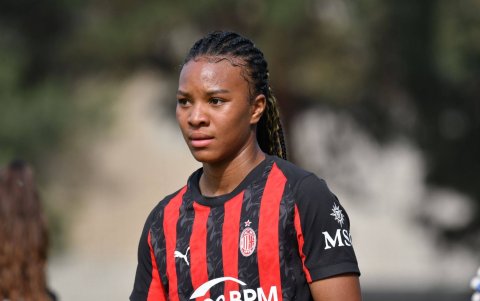 Doménica Arboleda luce la camiseta del AC Milan, club italiano en el que continúa su formación y que representa una de las etapas más importantes de su carrera.