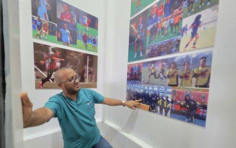 El padre de Doménica Arboleda muestra la galería de fotografías que la familia tiene al subir las escaleras de su casa, un recorrido visual por la carrera de la futbolista.